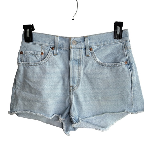 Levi's Women's 501 Button Fly Jean Denim Shorts Size W 27 Cut Off Light Wash - Picture 2 of 16